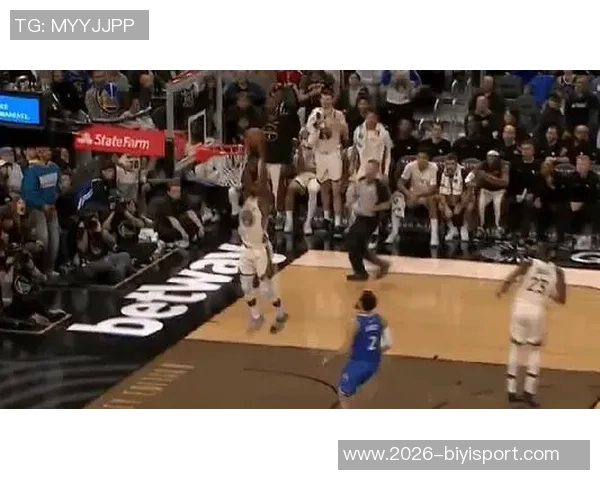 巴特勒强势突破篮下完成折叠打进并造成对手犯规精彩瞬间