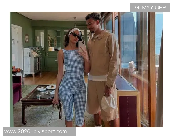 女神对决瓦尔加黑丝魅力无限胡梅尔斯女友展现完美曲线 女神对决瓦尔加黑丝魅力无限胡梅尔斯女友展现完美曲线